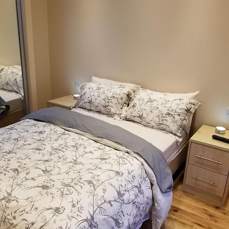 London Luxury Apartment 4 Bedroom Sleeps 12 People With 4 Bathrooms 1 Min Walk From Station Wanstead Extérieur photo