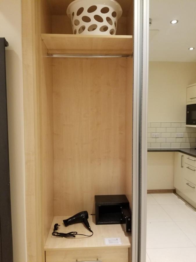 London Luxury Apartment 4 Bedroom Sleeps 12 People With 4 Bathrooms 1 Min Walk From Station Wanstead Extérieur photo