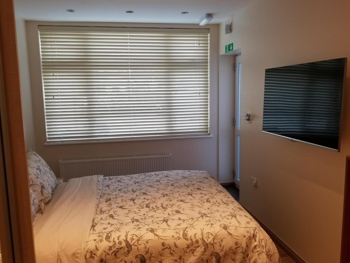 London Luxury Apartment 4 Bedroom Sleeps 12 People With 4 Bathrooms 1 Min Walk From Station Wanstead Extérieur photo