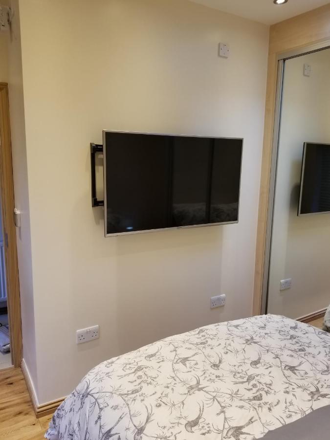London Luxury Apartment 4 Bedroom Sleeps 12 People With 4 Bathrooms 1 Min Walk From Station Wanstead Extérieur photo